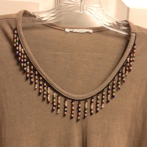 BEADED V-NECK TEE - Picture 2 of 4